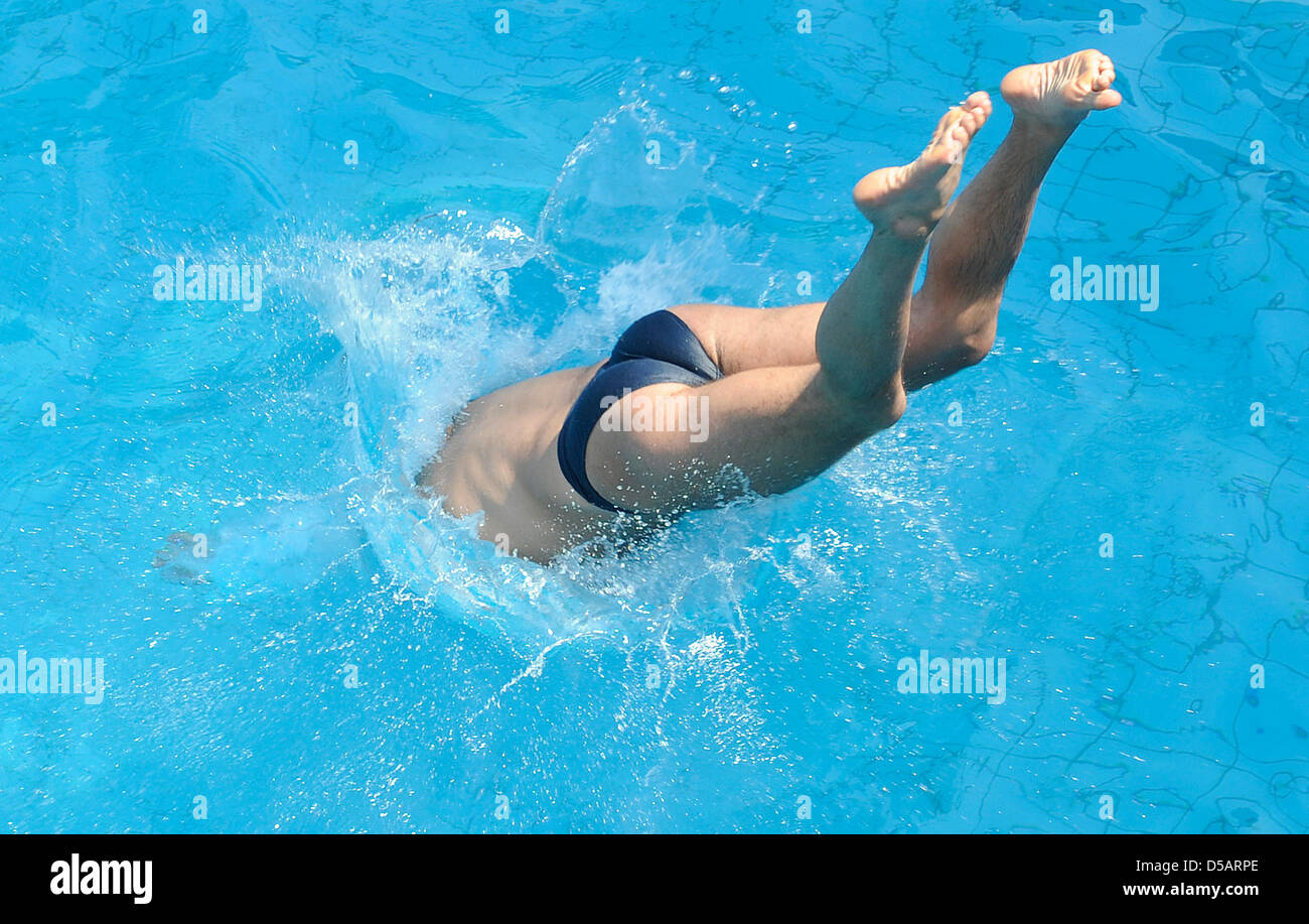 A man refreshes himself by jumping into the water of an open-air pool in Hamburg at 38 degrees Celsius, Germany, 9 July 2010. The temperatures will stay hot, also during the weekend. Photo: Fabian Bimmer Stock Photo