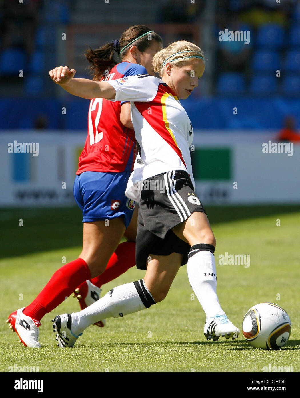 Fußball Frauen U20 WM, Eröffnungsspiel Deutschland - Costa Rica am Dienstag  (13.07.2010) im Bochumer FIFA U-20 Women's WC Stadium. Die Deutsche Tabea  Kemme (l) und Yocxelin Rodrguez aus Costa Rica kämpfen um