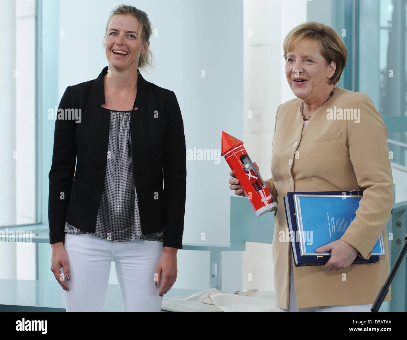 Ellen Trane Norby (L), vice-chairwoman of Danish European Movement, chats  with German Chancellor Angela Merkel (R), who was awarded 'European of the  Year 2010' in Berlin, Germany, 13 July 2010. The award