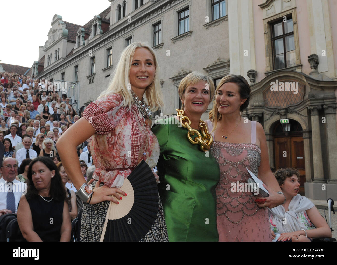 Gloria von Thurn und Taxis (M) und ihre T&ouml;chter Maria-Theresia (r Stock