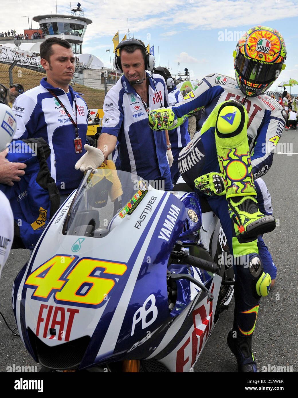 Geologi Studerende Mentor Italian Valentino Rossi gets on his motorbike prior to the start of the  MotoGP of Germany on Sachsenring in Hohenstein-Ernstthal, Germany, 18 July  2010. Rossi won fourth place after injury lay-off. Photo: