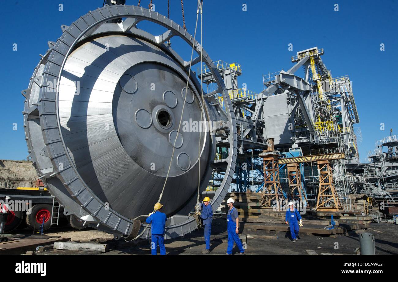 Workers install a new bucket wheel on the bucket wheel excavator SRs