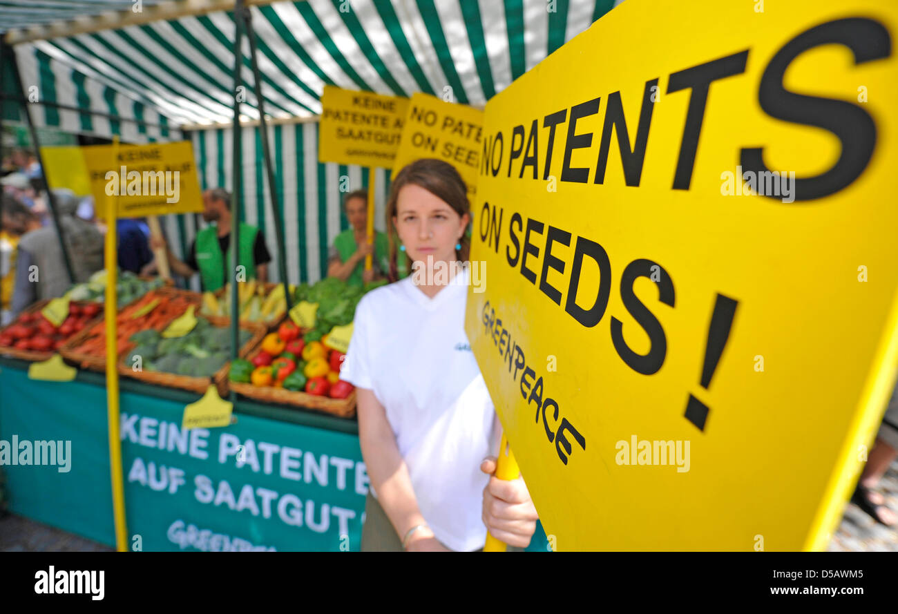 Several Greenpeace activists show signs saying 'No patents on seeds' and 'Keine Patente auf Saatgut' at a vegetable stand in front of the European Patent Office (EPO) in Munich, Germany, 20 July 2010. The British company Plant Bioscience had patented the production of a special variant of Broccoli in 2002. On 20 and 21 July, the EPO's Enlarged Board of Appeal will hear the case. Ph Stock Photo