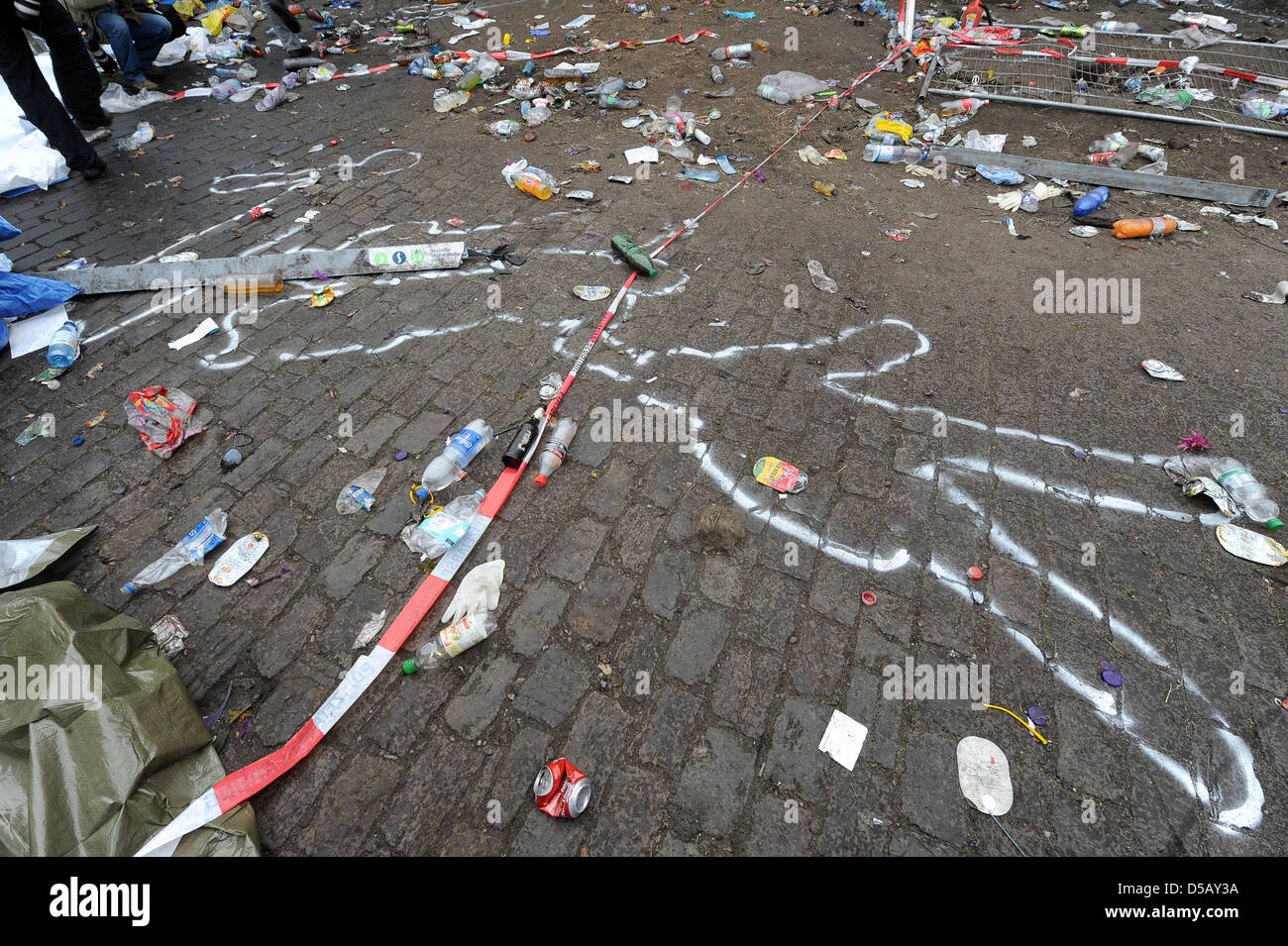 People Mourn For The Victims Of Love Parade Disaster In Duisburg Stock Photo Alamy