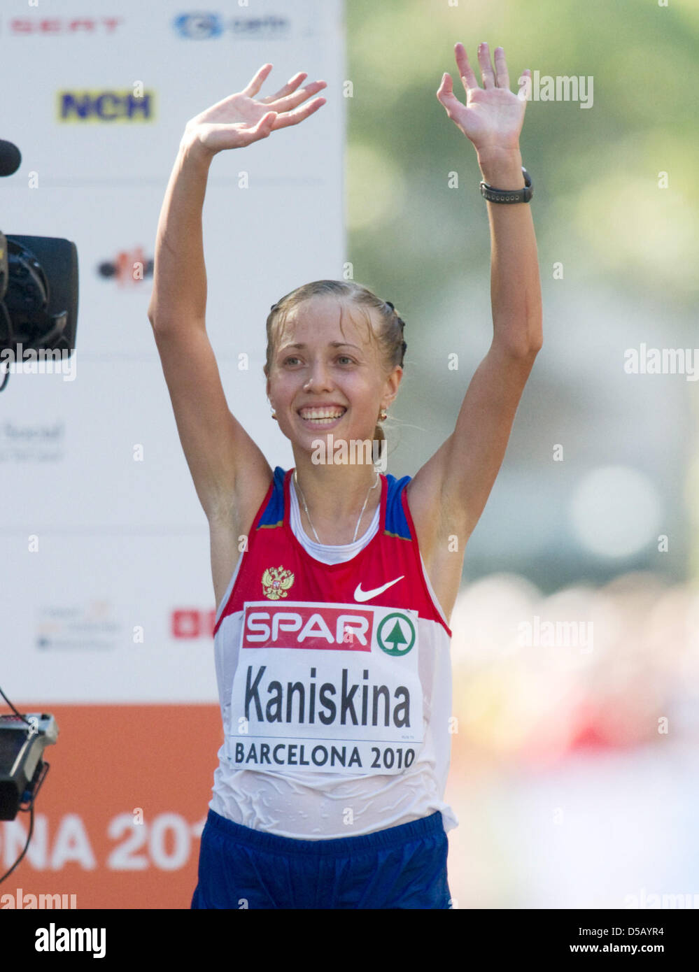 Russian Olga Kaniskina celebrates her victory of the 20 kilometres walk during the European Athletics Championships in Barcelona, Spain, 28 July 2010. Photo: Bernd Thissen Stock Photo