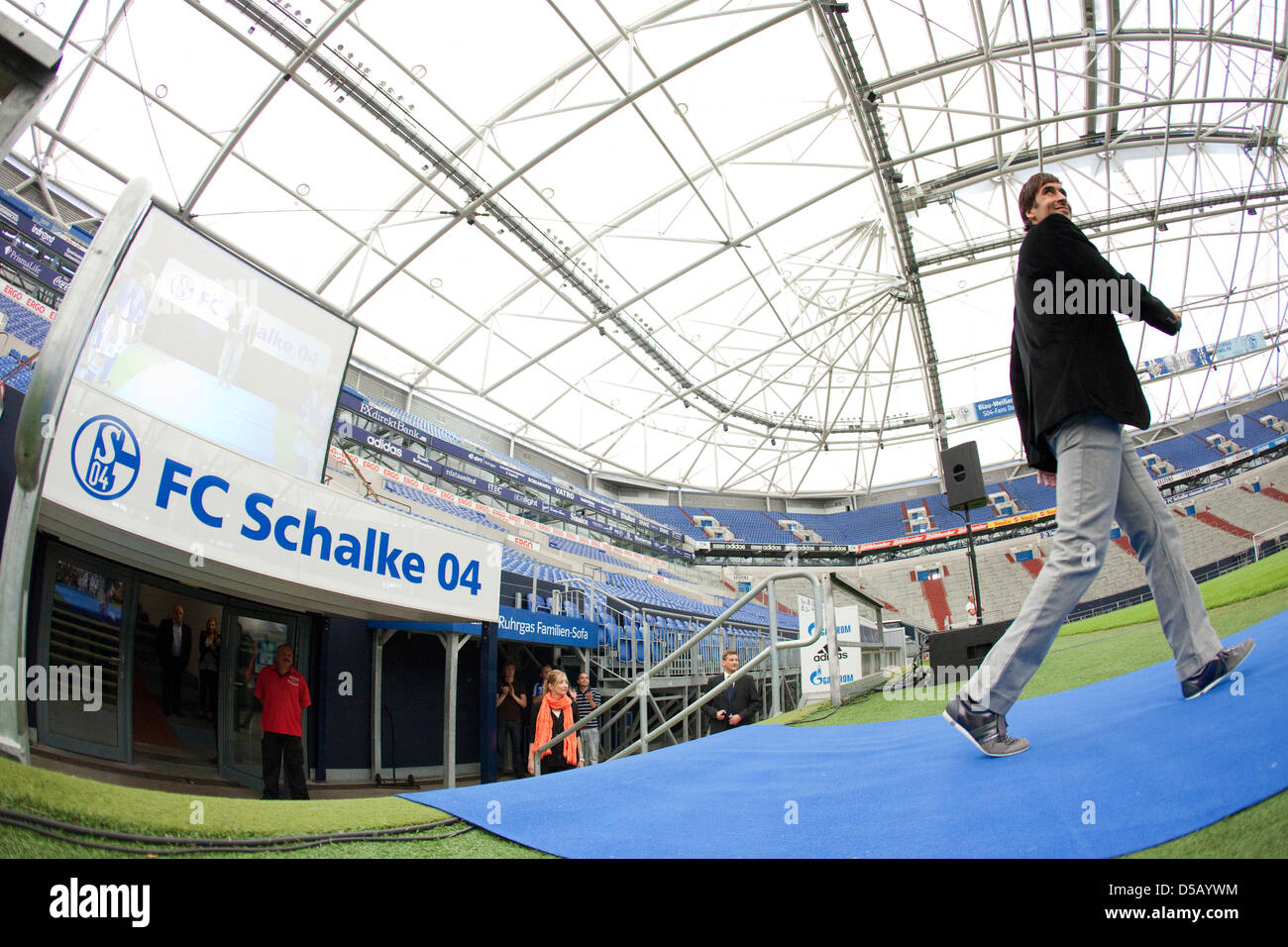 Spanish soccer player Raul enters the soccer stadium on his way to his official introduction to the Bundesliga soccer club FC Schalke 04 at the Veltins-Arena soccer stadium in Gelsenkirchen, Germany, 28 July 2010. 33-year old Raul was singed on a two-year contract, the soccer club disclosed. Photo: ROLF VENNENBERND Stock Photo
