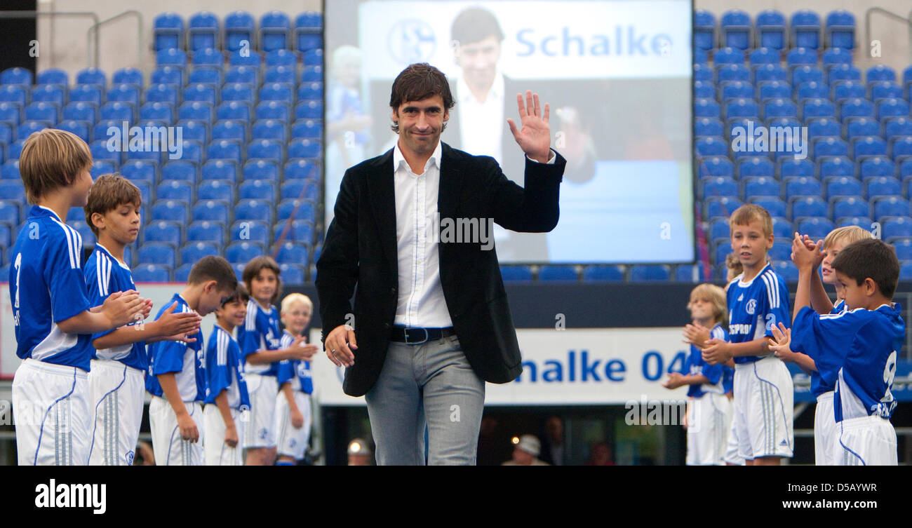 Spanish soccer player Raul (C)smiles and waves his hand as he  enters the soccer stadium on his way to his official introduction to the Bundesliga soccer club FC Schalke 04 at the Veltins-Arena soccer stadium in Gelsenkirchen, Germany, 28 July 2010. 33-year old Raul was singed on a two-year contract, the soccer club disclosed. Photo: ROLF VENNENBERND Stock Photo