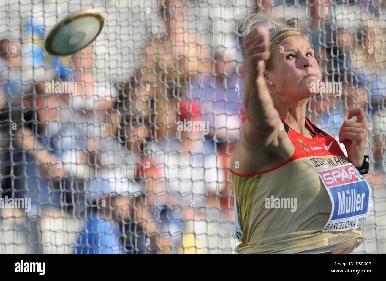 German Nadine Mueller throws a discus during the women's discus final at the European Athletics Championships in Barcelona, Spain, 28 July 2010. Photo: Rainer Jensen Stock Photo