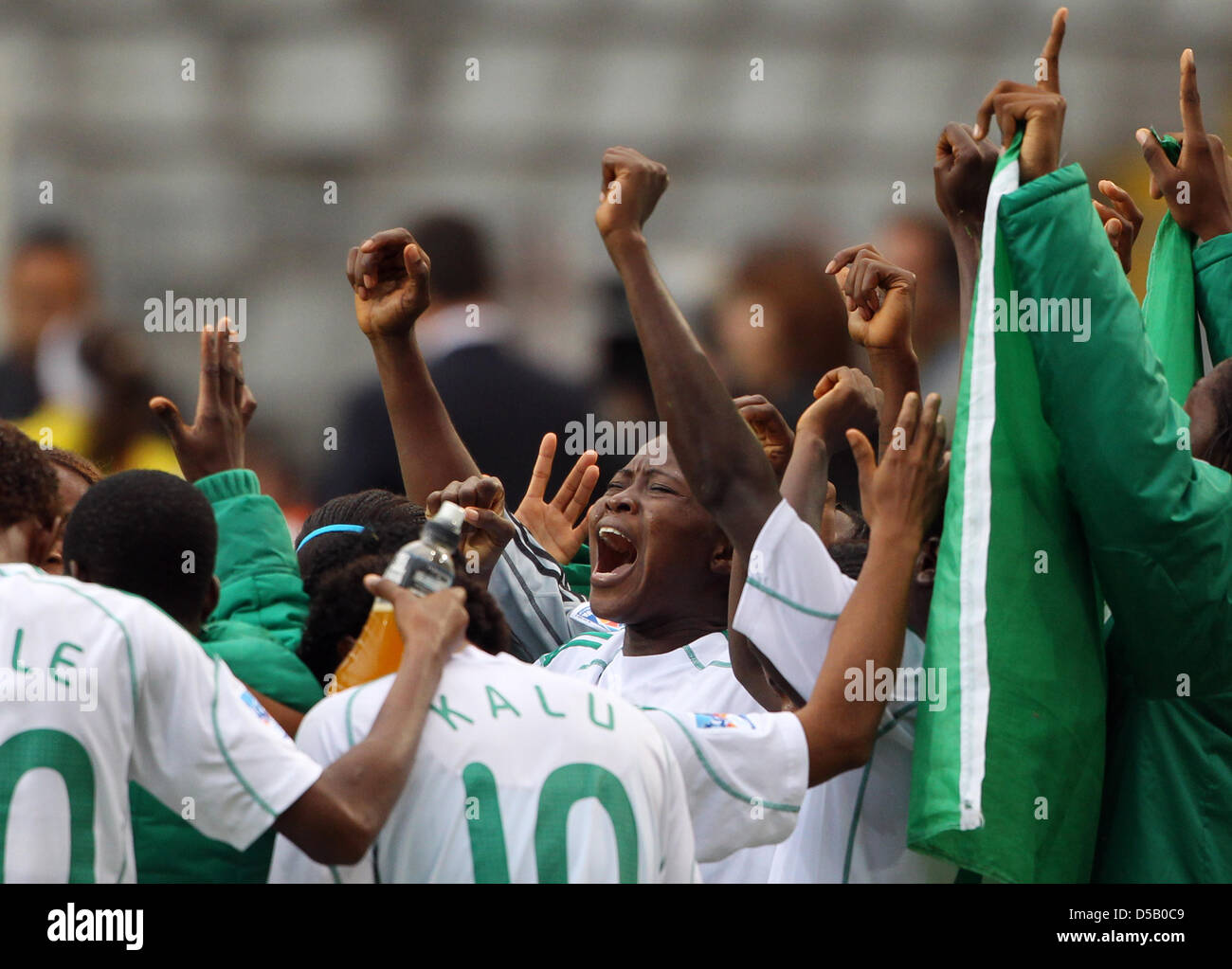 The Nigerian team celebrates its 1:0 win over Colombia and its progression to the final against Germany at the U-20 Women's Soccer World Cup in Bielefeld, Germany, 29 July 2010. Photo: Friso Gentsch Stock Photo