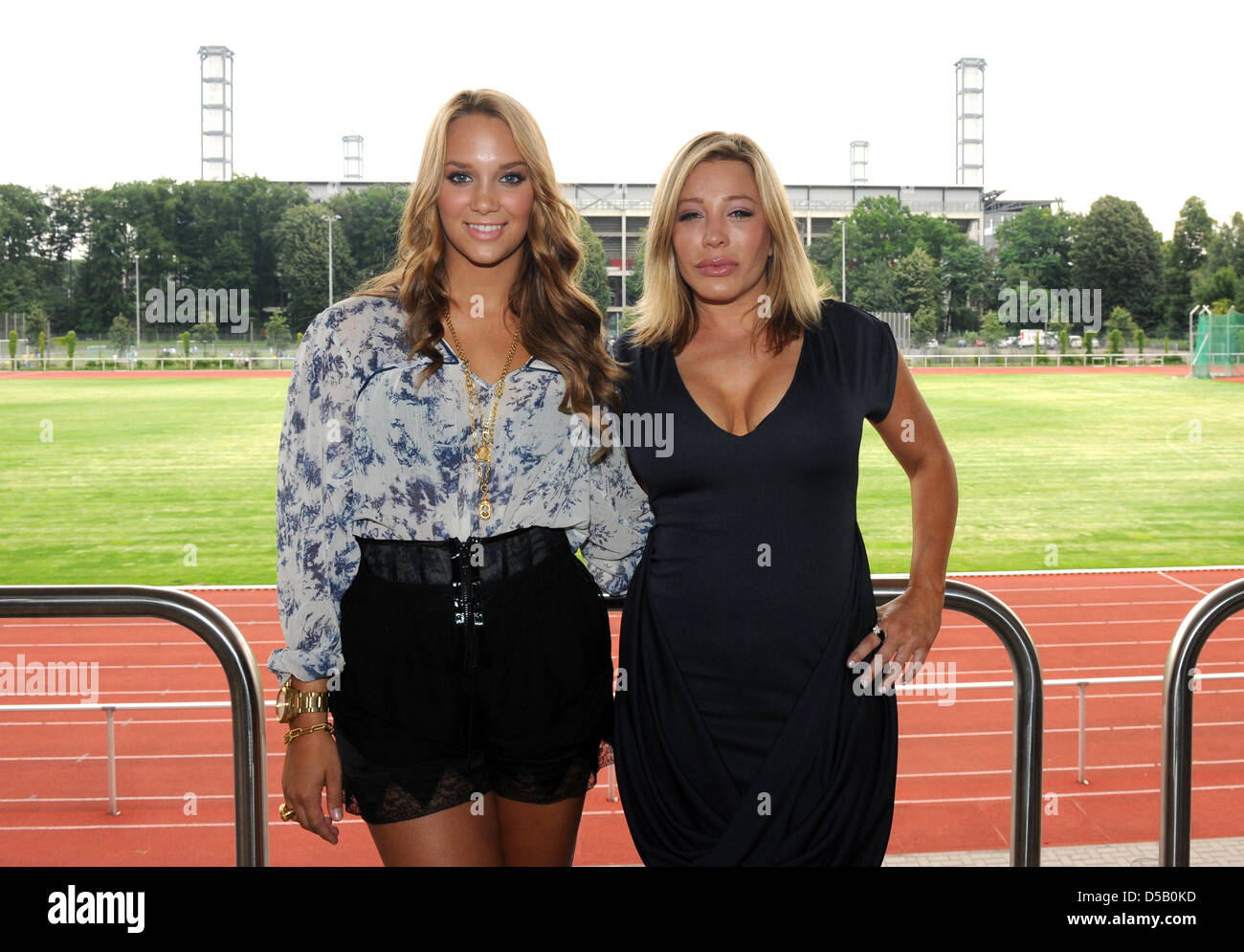 Swedish singer Agnes Carlsson (L) and US singer Taylor Dayne (R) pose during a press conference on the Gay Games in Cologne, Germany, 30 July 2010. Carlsson performs at the opening ceremony when some 10,000 athletes from 70 nation compete in the Gay Games from 31 July on. Photo: JOERG CARSTENSEN Stock Photo