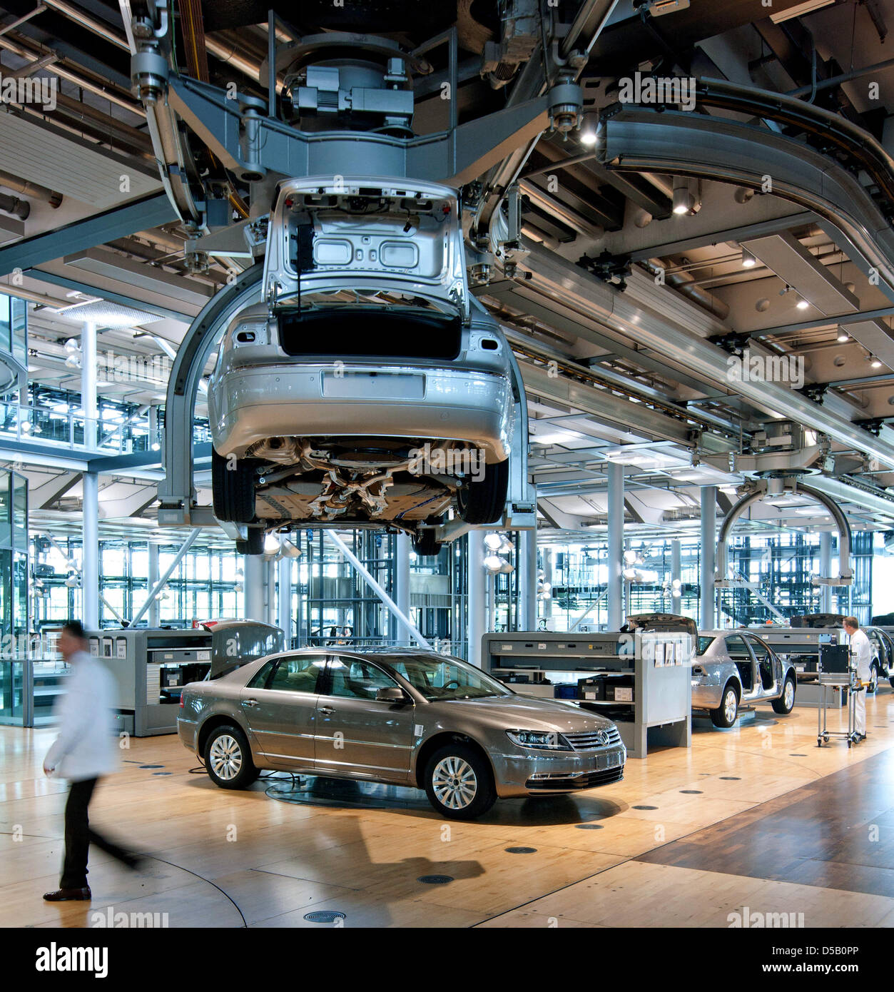An Employee Assembles A Volkswagen Phaeton In The Volkswagen Stock Photo Alamy