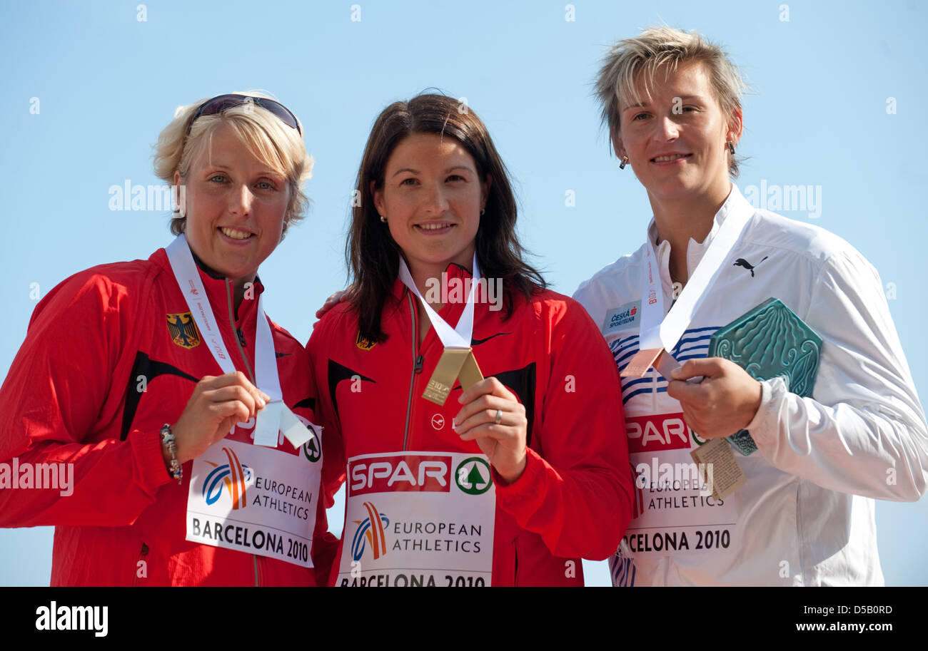 German javelin gold medalist Linda Stahl (C), compatriot silver medalist Christina Obergfoell (L