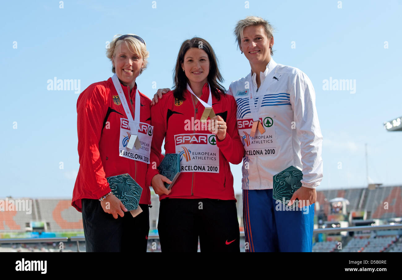 German javelin gold medalist Linda Stahl (C), compatriot silver medalist Christina Obergfoell (L