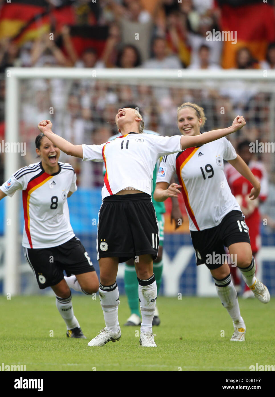 cirkulation Pengeudlån whisky German players Selina Wagner, Alexandra Popp and Kim Kulig (L to R)  celebrate the world championship after winning by 2:0 against Nigeria at  the final game of the FIFA U-20 Women's World