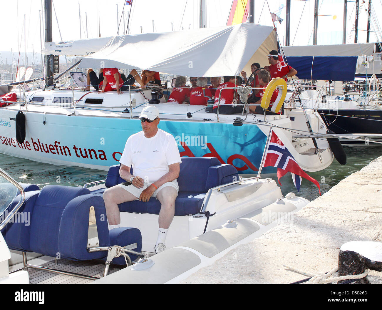 Norwegian King Harald (C) sits on the 'Fram XVI' sailing boat during the first day of the 29th edition of the Sailing King's Cup (Copa del Rey) in Palma de Mallorca, Balearic Islands, Spain, 02 August 2010. Photo: Patrick van Katwijk Stock Photo