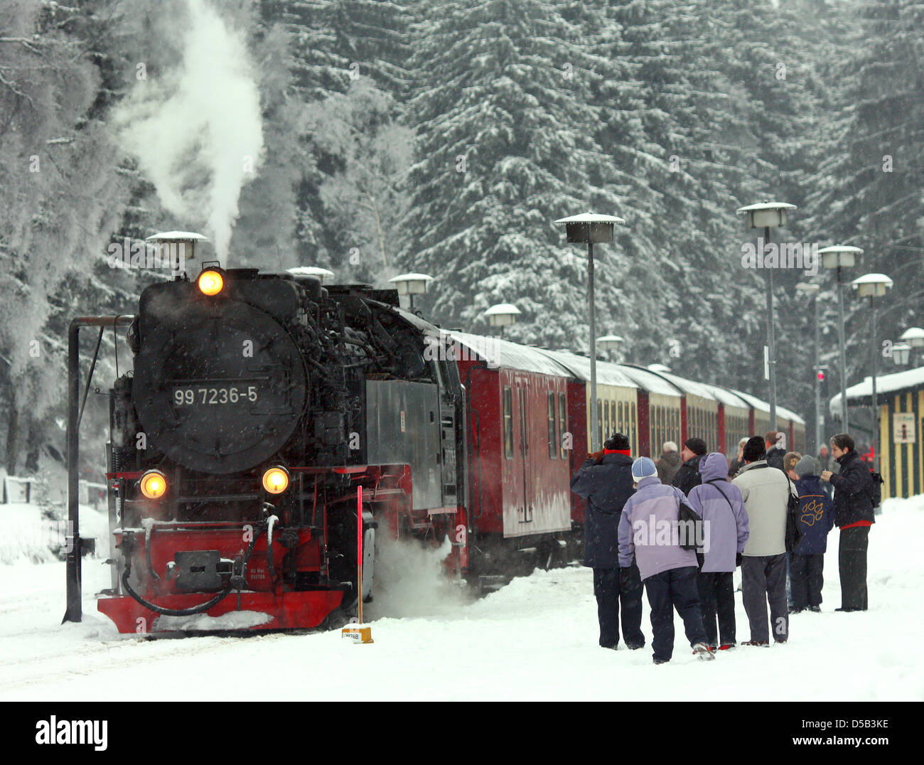 Eine Dampflokomotive mit angekoppelten Personenwaggons der Harzer Schmalspurbahn GmbH steht am Samstag (02.01.2010) zur Abfahrt in Richtung Brocken im Bahnhof in Schierke im Nationalpark Harz. Winterplanmäßig verkehren fahren täglich sechs dampfbetriebene Schmalspurbahnen auf den Brocken. Tausende Touristen halten sich derzeit bei Schneehöhen bis zu 60 Zentimetern im Oberharz auf.  Stock Photo