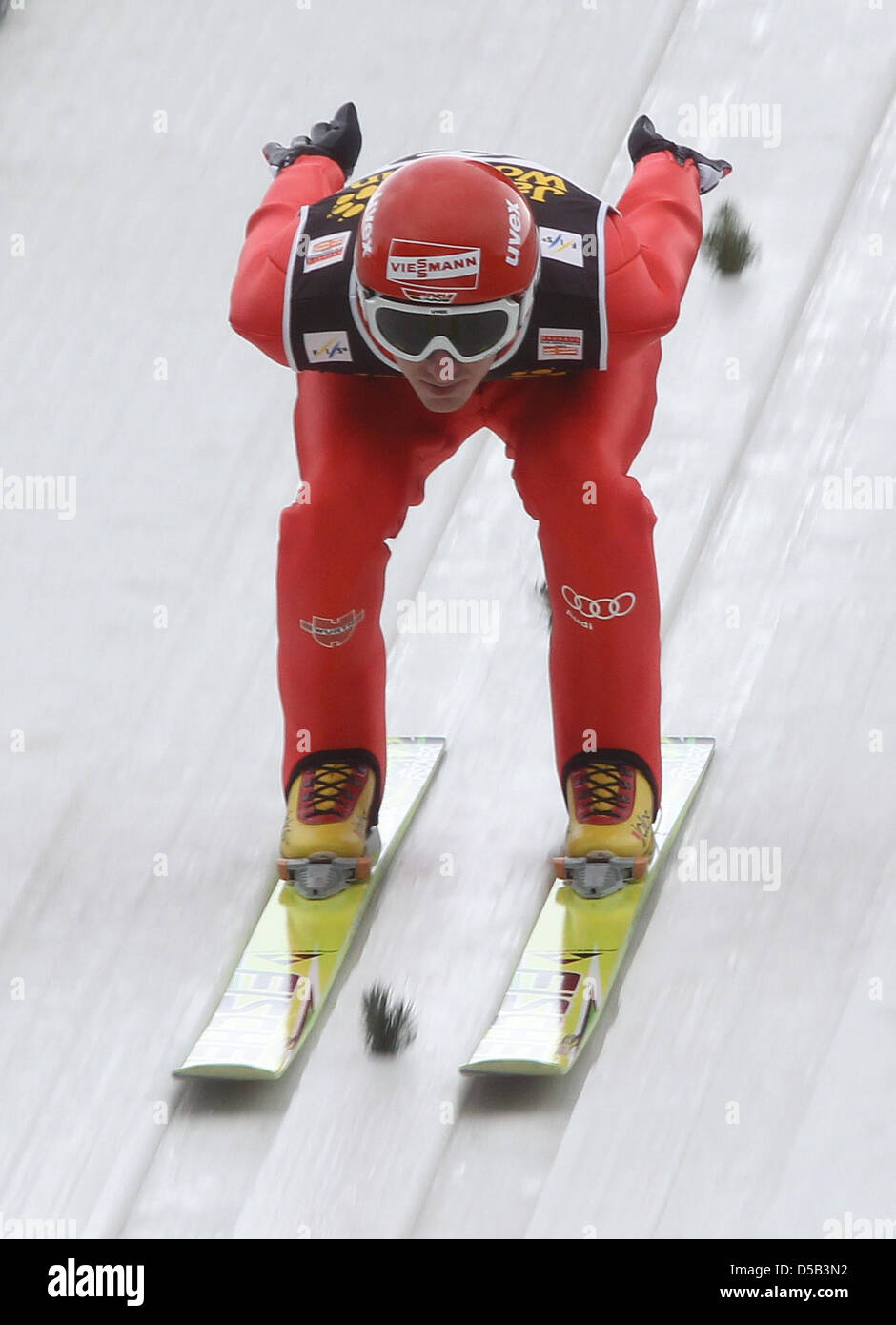 Der deutsche Skispringer Michael Uhrmann springt am Samstag (02.01.2010) in Innsbruck (Österreich) beim Trainingsdurchgang dritten Station der 58. Vierschanzentournee von der Bergiselschanze. Der weitere Trainingsdurchgang sowie die Qualifikation am Samstag wurden aufgrund der Wetterbedingungen abgesagt. Foto: Daniel Karmann dpa/lby Stock Photo