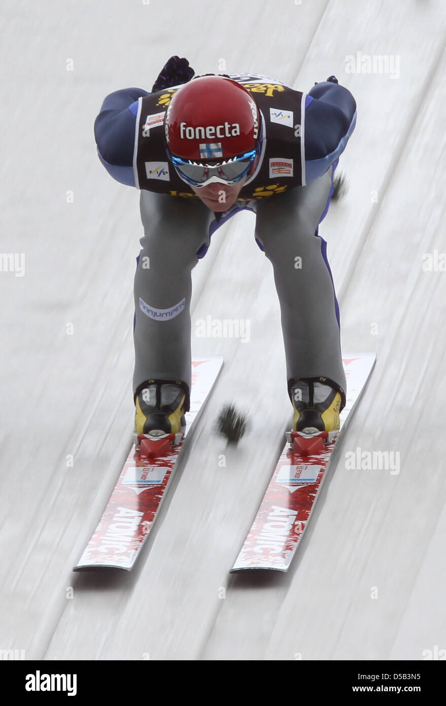 Der finnische Skispringer Janne Ahonen springt am Samstag (02.01.2010) in Innsbruck (Österreich) beim Trainingsdurchgang dritten Station der 58. Vierschanzentournee von der Bergiselschanze. Der weitere Trainingsdurchgang sowie die Qualifikation am Samstag wurden aufgrund der Wetterbedingungen abgesagt. Foto: Daniel Karmann dpa/lby Stock Photo