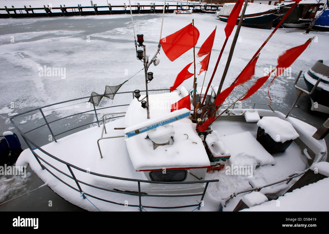 Ein schneebedeckter Fischkutter liegt am Montag (04.05.2010) im vereisten Hafen von Kirchdorf auf der Ostseeinsel Poel. Frost, Schnee und Eis bestimmen derzeit das Wetter in Norddeutschland.  Foto: Jens Büttner dpa/lmv Stock Photo