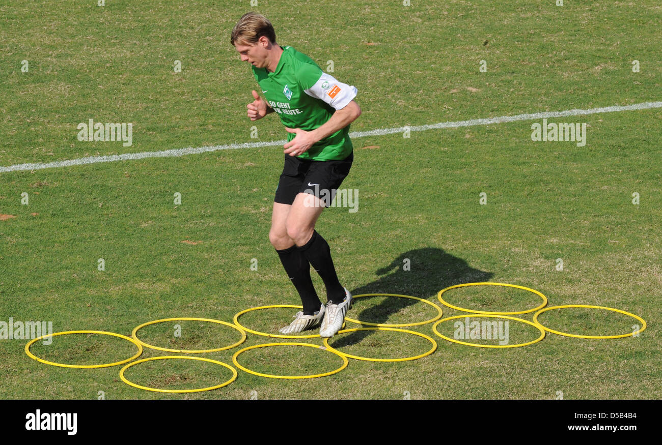 Werder Bremen's Tim Borowski shown in action during a training session in Dubai, United Arab Emirates, 06 January 2010. Werder Bremen prepares for the second half of the Bundesliga season. Photo: PETER KNEFFEL Stock Photo