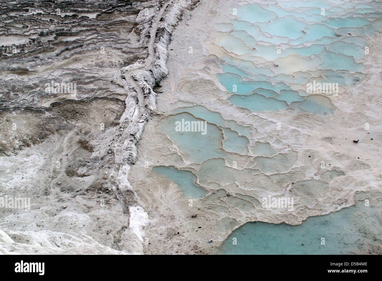 Water from thermal springs, in which the temperature lies between 30 and 40 degrees Celsius, has formed travertine terraces in Pamukkale, Turkey, 23 May 2009. The terraces are a UNESCO World Heritage Site. Photo: Tom Schulze Stock Photo