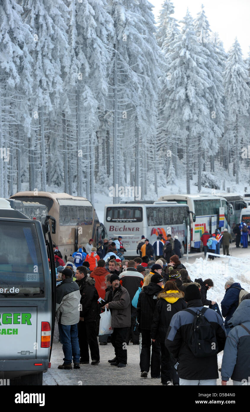 Several motor coaches bring biathlon fans to the biathlon world cup in Oberhof, Germany, 07 January 2010. Until 10 January 2010, approximately 100 000 spectators are expected in the stadium. Photo: HENDRIK SCHMIDT Stock Photo