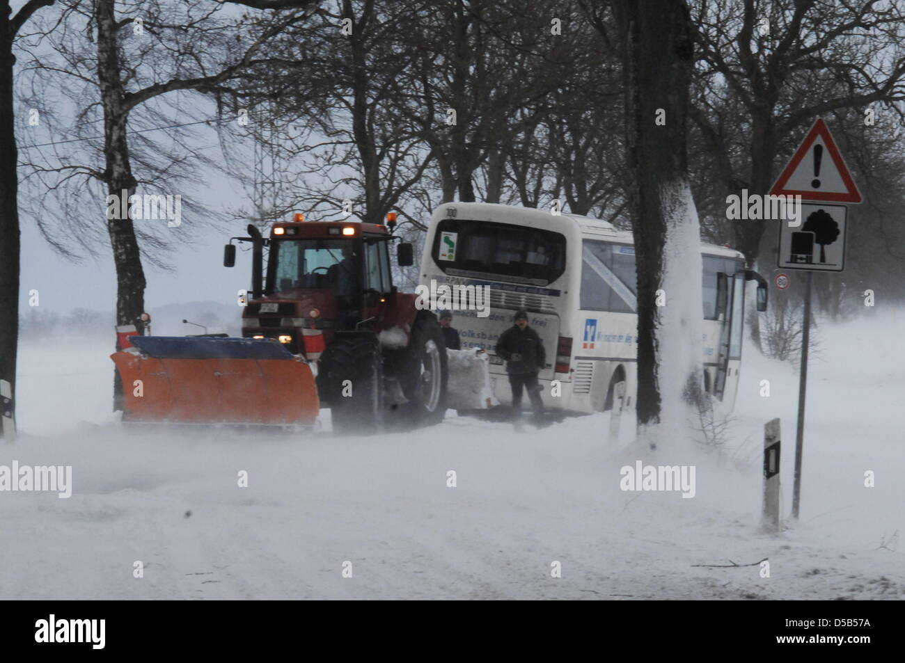 A coach has drifted off the road and is oulled by a tractor near Bergen on the island Ruegen, Germany, 09 January 2010. The low 'Daisy' caused heavy snowfall and disturbs the traffic. Photo: Andreas Kuestermann  dpa/lmv/lno Stock Photo
