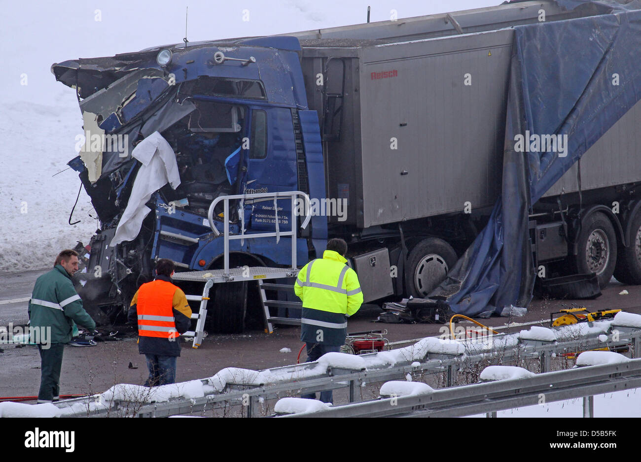 Emergency forces during scalvage works at the accident site where a lorry and a nitrogen transporter crashed on motorway A14 near Groebers, Germany, 11 January 2010. The driver of the nitrogen transporter survived, his colleague died. The A14 had to be closed for the scalvaging works. Photo: Jan Woitas Stock Photo