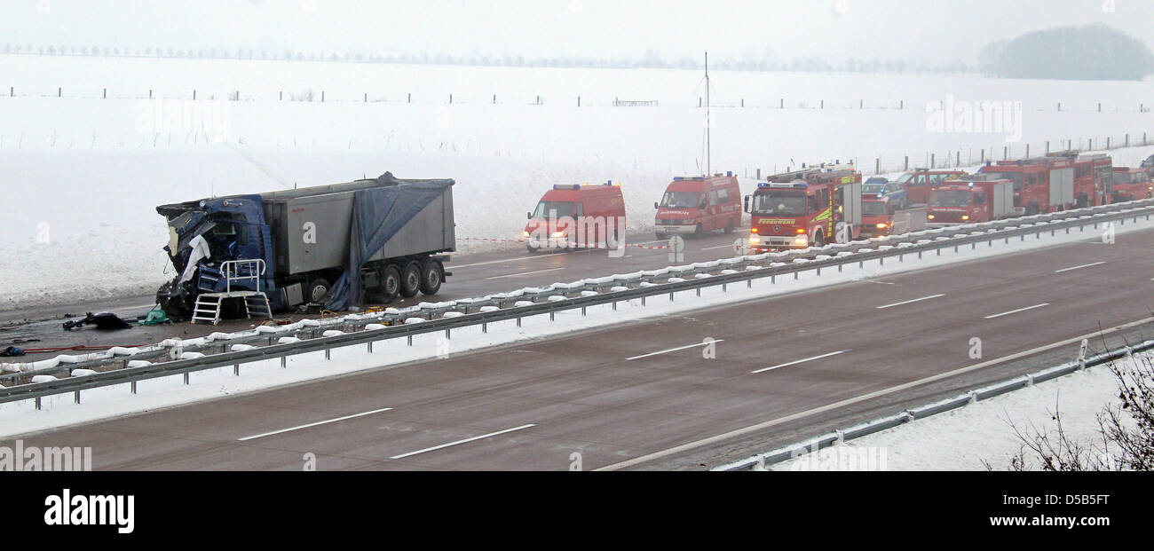 Emergency forces during scalvage works at the accident site where a lorry and a nitrogen transporter crashed on motorway A14 near Groebers, Germany, 11 January 2010. The driver of the nitrogen transporter survived, his colleague died. The A14 had to be closed for the scalvaging works. Photo: Jan Woitas Stock Photo