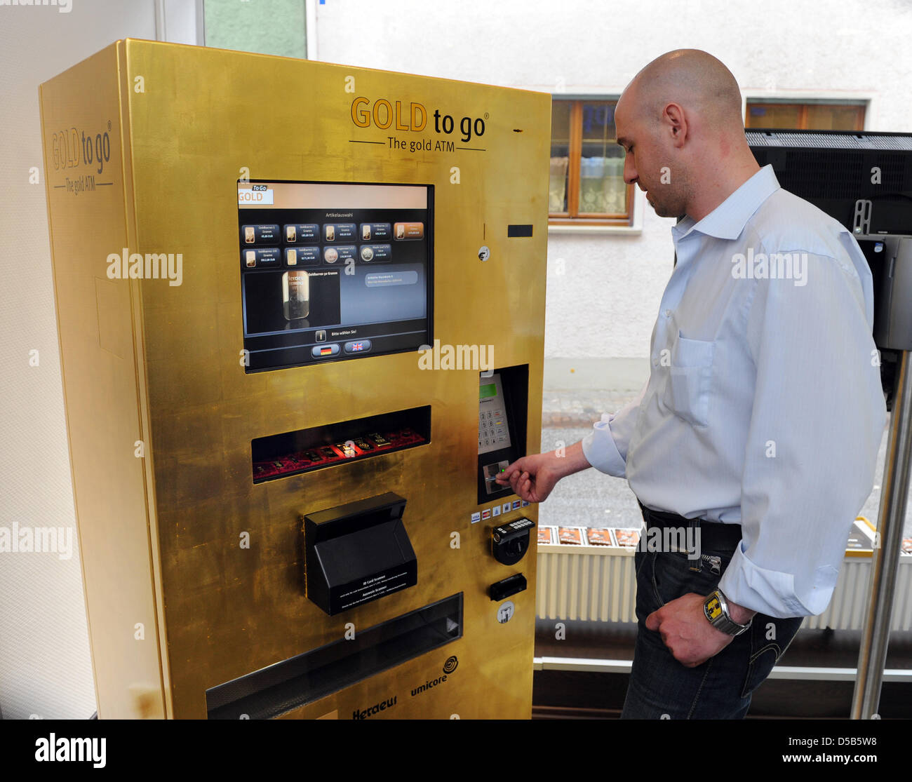 An Employee Of Ex Oriente Lux Ag Operates A Gold To Go Machine In Reutlingen Germany 02 June 2010 Of The Two Existing Machines By Entrepreneur Thomas Geissler One Is Located At A Luxury
