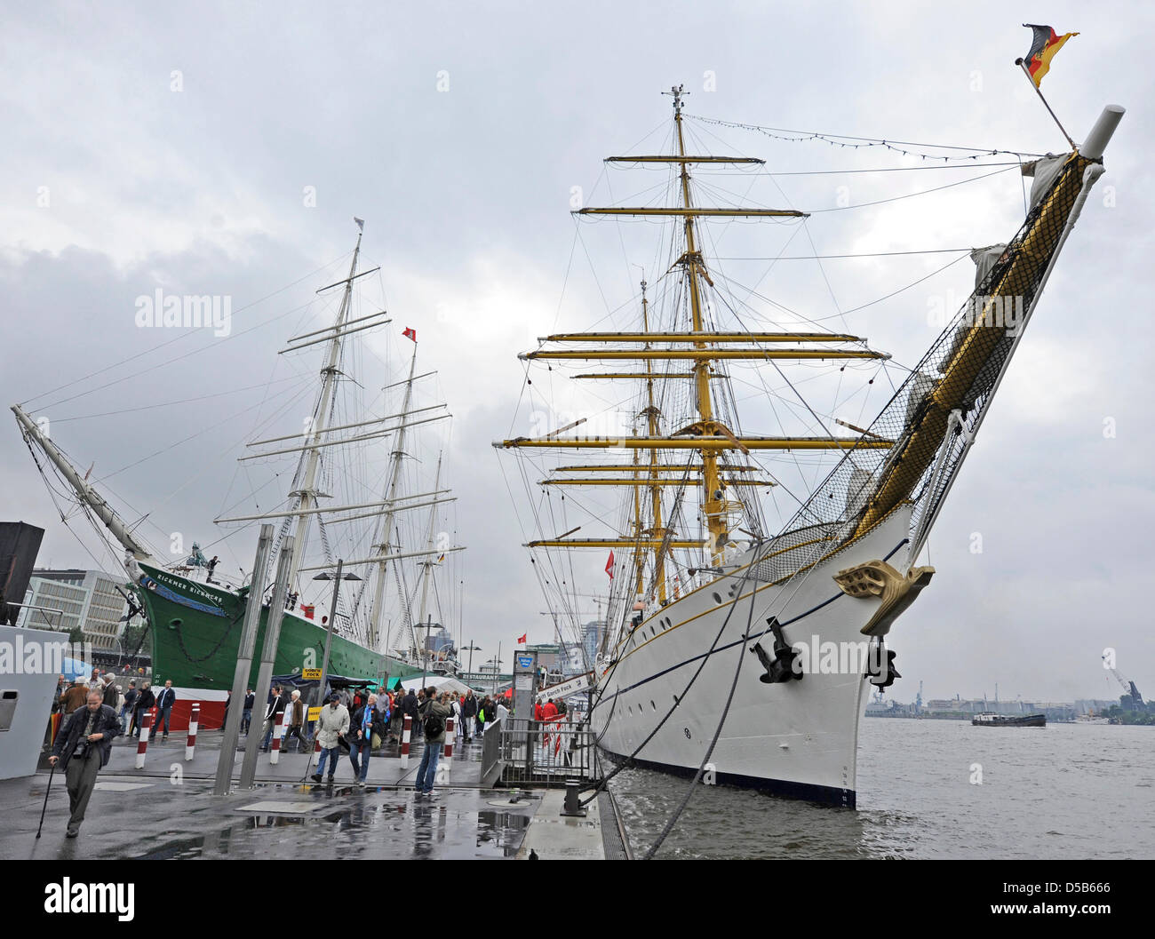 The sailing training ship 'Gorch Fock' of the German navy after runs into port at the harbour in Hamburg, Germany, 05 August 2010. The training ship leaves for South America on 20 August 2010. Photo: Fabian Bimmer Stock Photo