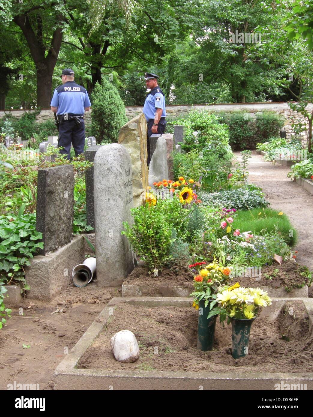 View on the grave of Fritz Teufel, who was main revoluzzers of the 68-movement, in Berlin, Germany, 07 August 2010. Thte same day, a police spokesman states the urn of Fritz Teufel disappeared the previous day comfirming an online report of German daily 'Berliner Morgenpost'. The urn was probably robbed. Photo: Robert Schlesinger Stock Photo
