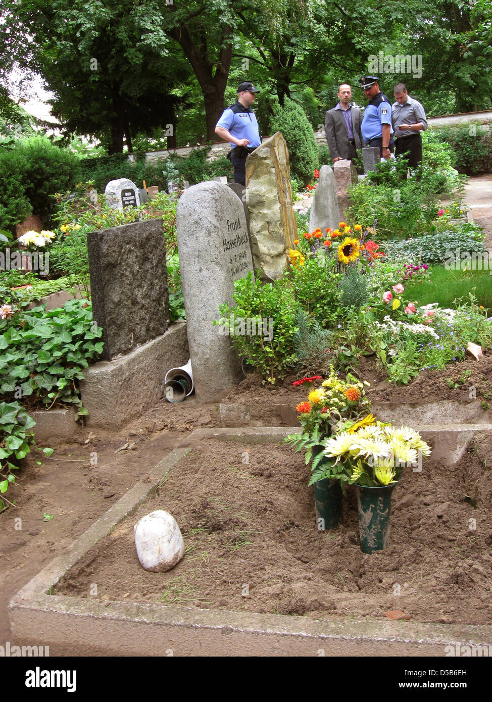 View on the grave of Fritz Teufel, who was main revoluzzers of the 68-movement, in Berlin, Germany, 07 August 2010. Thte same day, a police spokesman states the urn of Fritz Teufel disappeared the previous day comfirming an online report of German daily 'Berliner Morgenpost'. The urn was probably robbed. Photo: Robert Schlesinger Stock Photo