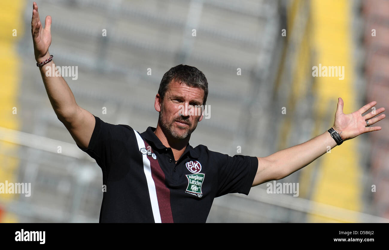 Kaiserslautern coach Marco Kurz gestures to his players from the sidelines during a test match against FC Aberdeen in Kaiserslautern, Germany, 07 August 2010. Kaiserslautern won the match 2-0. Photo: Ronald Wittek Stock Photo
