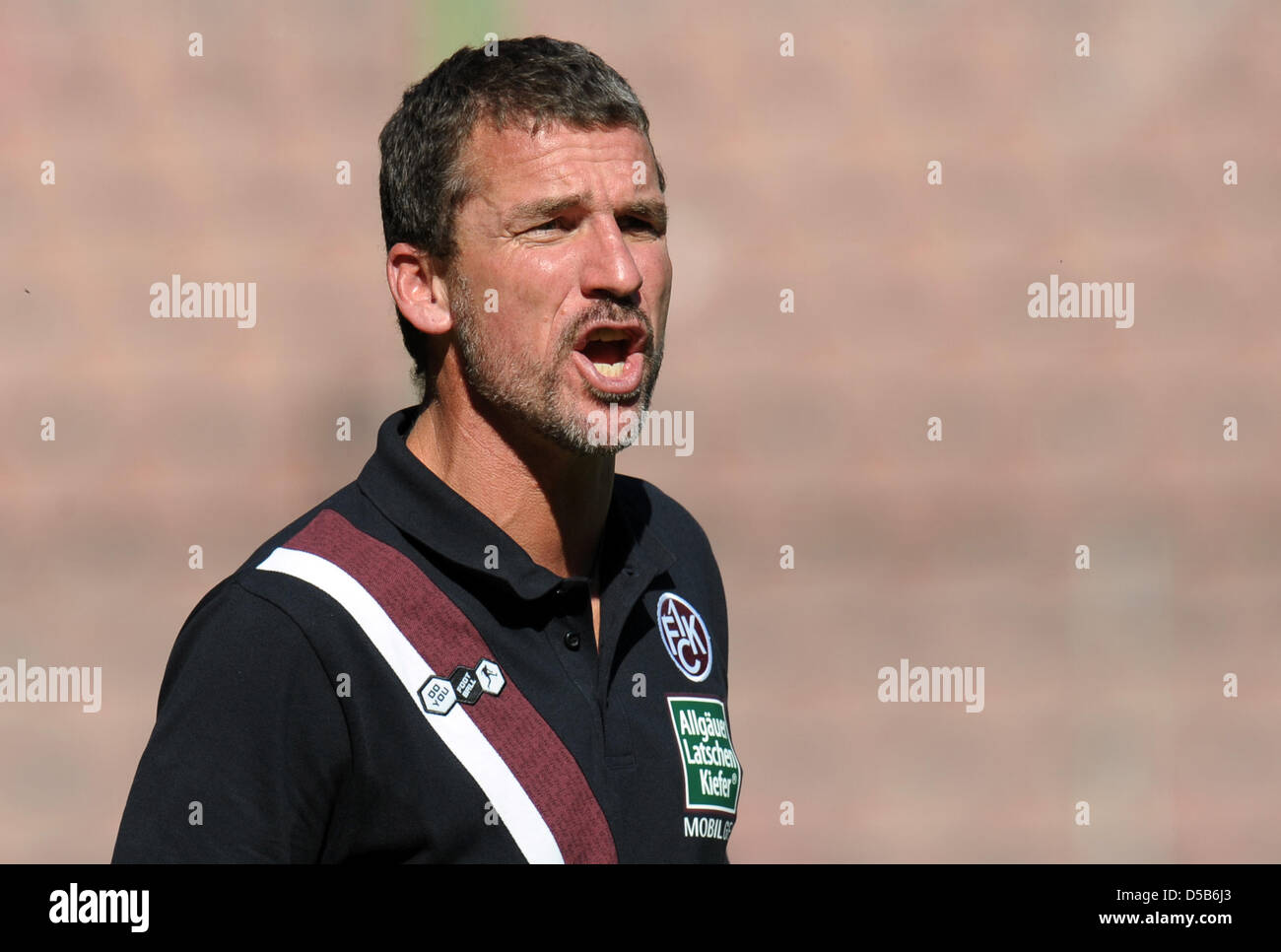 Kaiserslautern coach Marco Kurz calls out to his players from the sidelines during a test match against FC Aberdeen in Kaiserslautern, Germany, 07 August 2010. Kaiserslautern won the match 2-0. Photo: Ronald Wittek Stock Photo