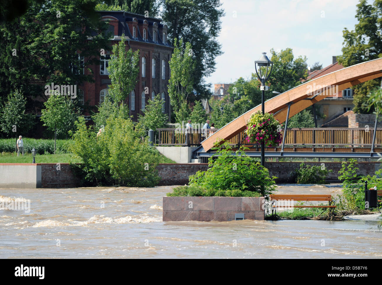 The river Nysa, incresed in height, due to high waters, flows underneath a bridge in the Polish town Gubin, Poland, 10 August 2010. The gauge height of the river in Guben reached 6,27m and remained static since. Photo: Soeren Stache Stock Photo