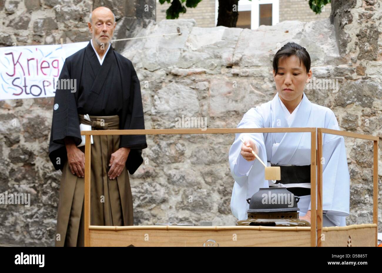 A tea ceremony is performed by the Ueda-tea master Hiroyo Nakamoto in commemoratin of Hiroshima at the memorial of the Aegidien church in Hannover, Germany, 6 August 2010. For the 65. anniversary of the atomic bombing of Hiroshima, peace-groups in Germany asked for commemorations. Hannover and Hiroshima are connected by a twinning arrangement for almost three years. Photo: Holger H Stock Photo