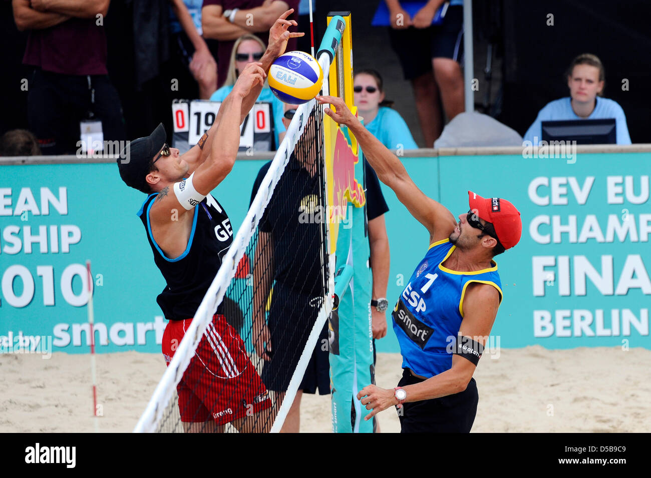 Germany's Eric Koreng contests Spain's Inocencio Lario Carrillo during the match Carrillo/Mesa versus Klemperer/Koreng at the European Beach Volleyball Championships in Berlin, Germany, 13 August 2010. Photo: ROBERT SCHLESINGER Stock Photo