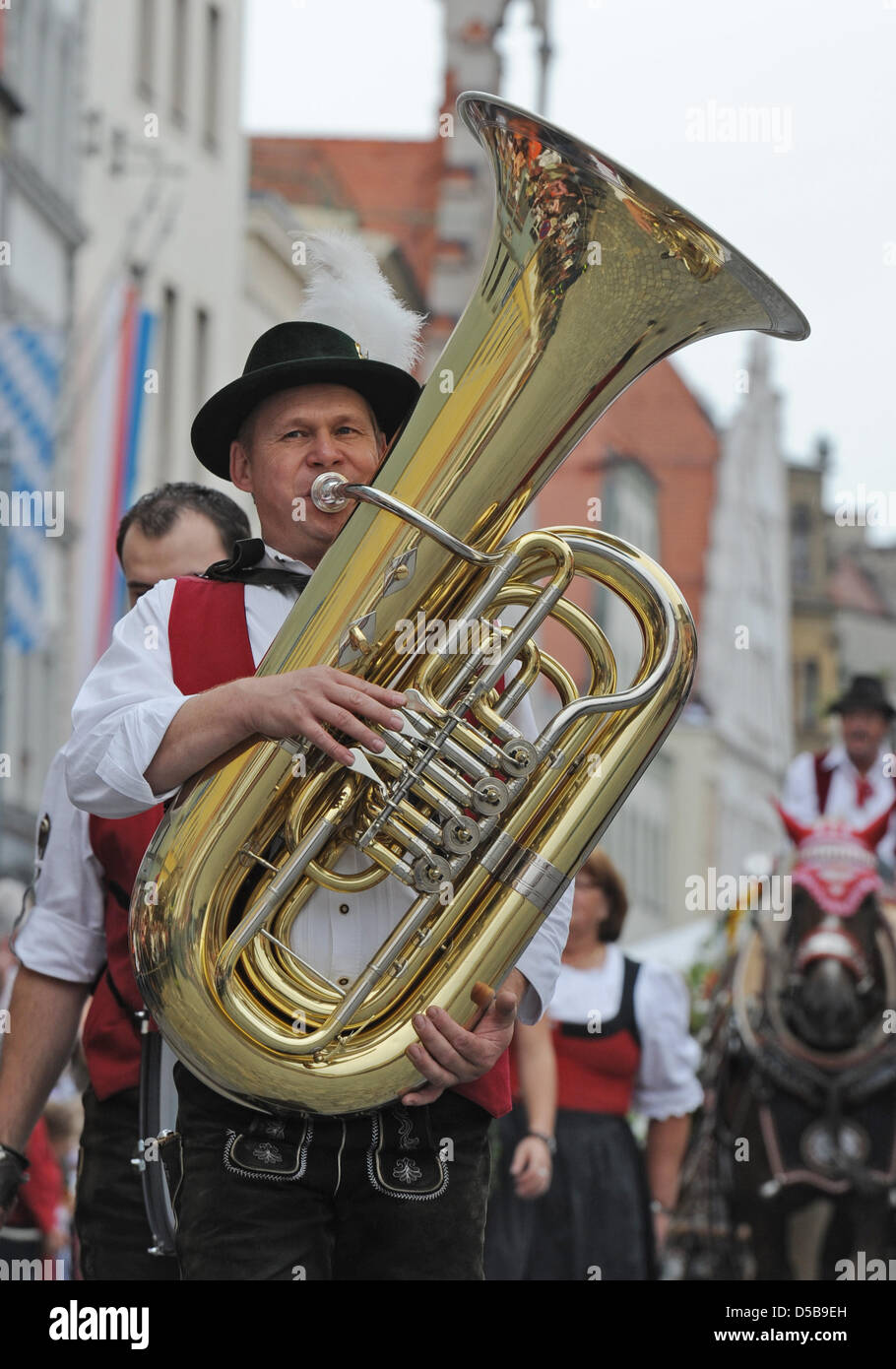 Ein Musiker spielt am Freitag (13.08.2010) in der Innenstadt von Straubing (Niederbayern) während dem traditionellen Auszug zum Gäubodenvolksfest mit Einer Tuba. Bei dem zehntägigen Fest werden auch heuer wieder weit mehr als eine Million Besucher erwartet. In den sechs Zelten und den angeschlossenen Biergärten stehen während der 'fünften Jahreszeit' 25 000 Sitzplätze zur Verfügung Stock Photo