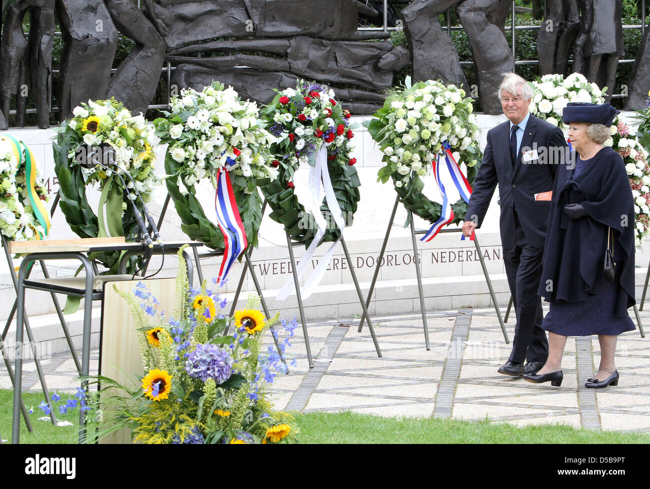 Dutch Queen Beatrix and Jan van Bodegom, president of the foundation 'Stichting Herdenking' attend the commemoration ceremony at the Indonesian Memorial Monument, The Hague, Netherlands, 15 August 2010. Photo: Albert Nieboer / NETHERLANDS OUT Stock Photo