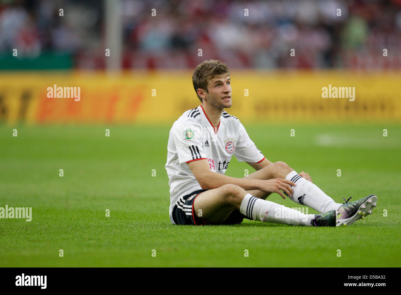 Munich's Thomas Mueller sits on the field during DFB Cup 1st round match Germania Windeck vs FC Bayern Munich in Cologne, Germany, 16 August 2010. Photo: Rolf Vennenbernd Stock Photo