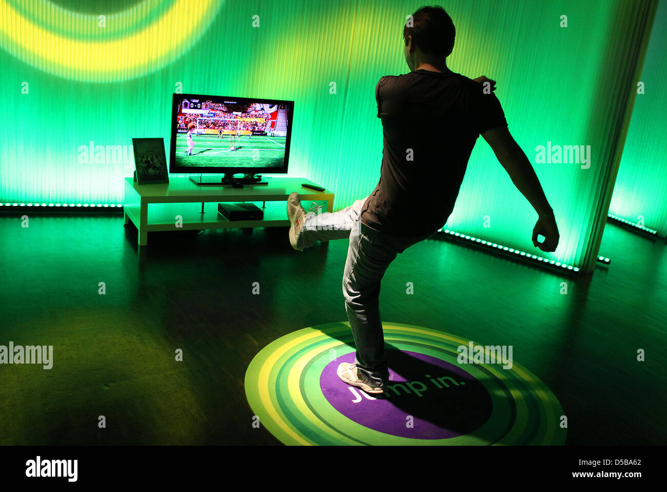 A man checks out Microsoft's new Xbox 360 equipped with 'Kinect' kinetic  controller at the Gamescom trade fair in Cologne, Germany, 17 August 2010.  Microsoft announces the new Xbox 360 is in