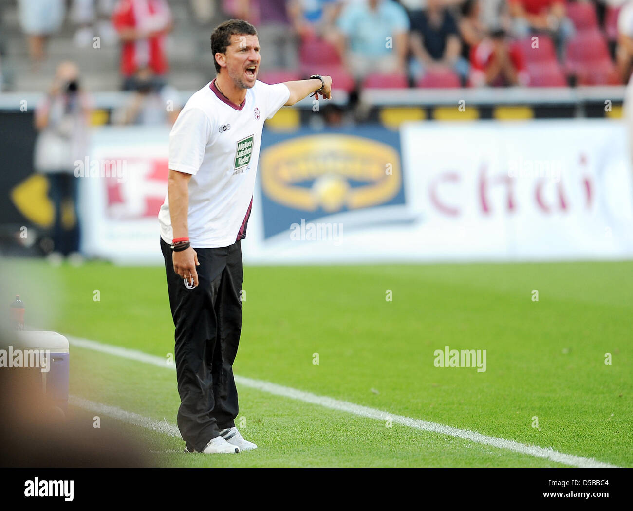 Kaiserslautern's head coach Marco Kurz gestures from the sideline during German Bundesliga match 1.FC Cologne vs 1.FC Kaiserslautern at RheinEnergie stadium in Cologne, Germany, 21 August 2010. Kaiserslautern defeated Cologne with 3-1. Photo: ACHIM SCHEIDEMANN  (ATTENTION: EMBARGO CONDITIONS! The DFL permits the further utilisation of the pictures in IPTV, mobile services and other Stock Photo