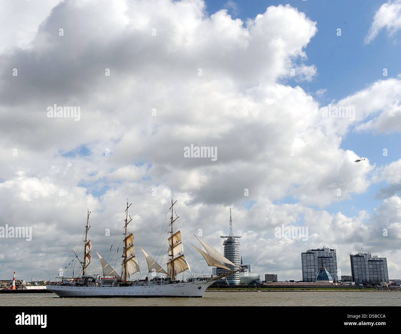 The Polish full-rigged ship 'Dar Mlodziezy' arrives for the parade during the Windjammer festival 'Sail 2010' in Bremerhaven, Germany, 25 August 2010. More than 200 ships from 15 nations participate in the maritime festival (25-29 August 2010). Around one million visitors are expected for the sailing encounter in Bremerhaven. Photo: Ingo Wagner Stock Photo