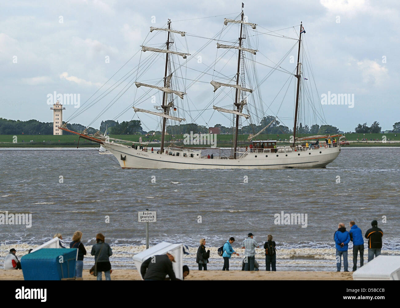 The Dutch barque 'Artemis' arrives for the parade during the Windjammer festival 'Sail 2010' in Bremerhaven, Germany, 25 August 2010. More than 200 ships from 15 nations participate in the maritime festival (25-29 August 2010). Around one million visitors are expected for the sailing encounter in Bremerhaven. Photo: Matthias Balk Stock Photo