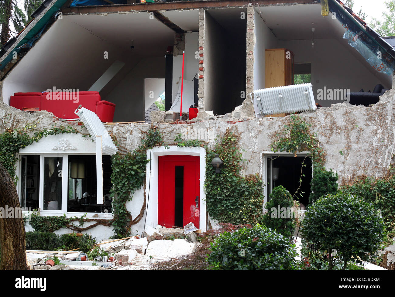 Die Feuerwehr kontrolliert am Freitag (27.08.2010) in Bochum die Trümmer eines Zweifamilienhauses, in dem es  aus noch unbekannter Ursache eine Explosion gegeben hatte. Es wurde niemand verletzt, da die Bewohner bei der Explosion nicht anwesend waren.  Foto: Roland Weihrauch dpa/lnw Stock Photo