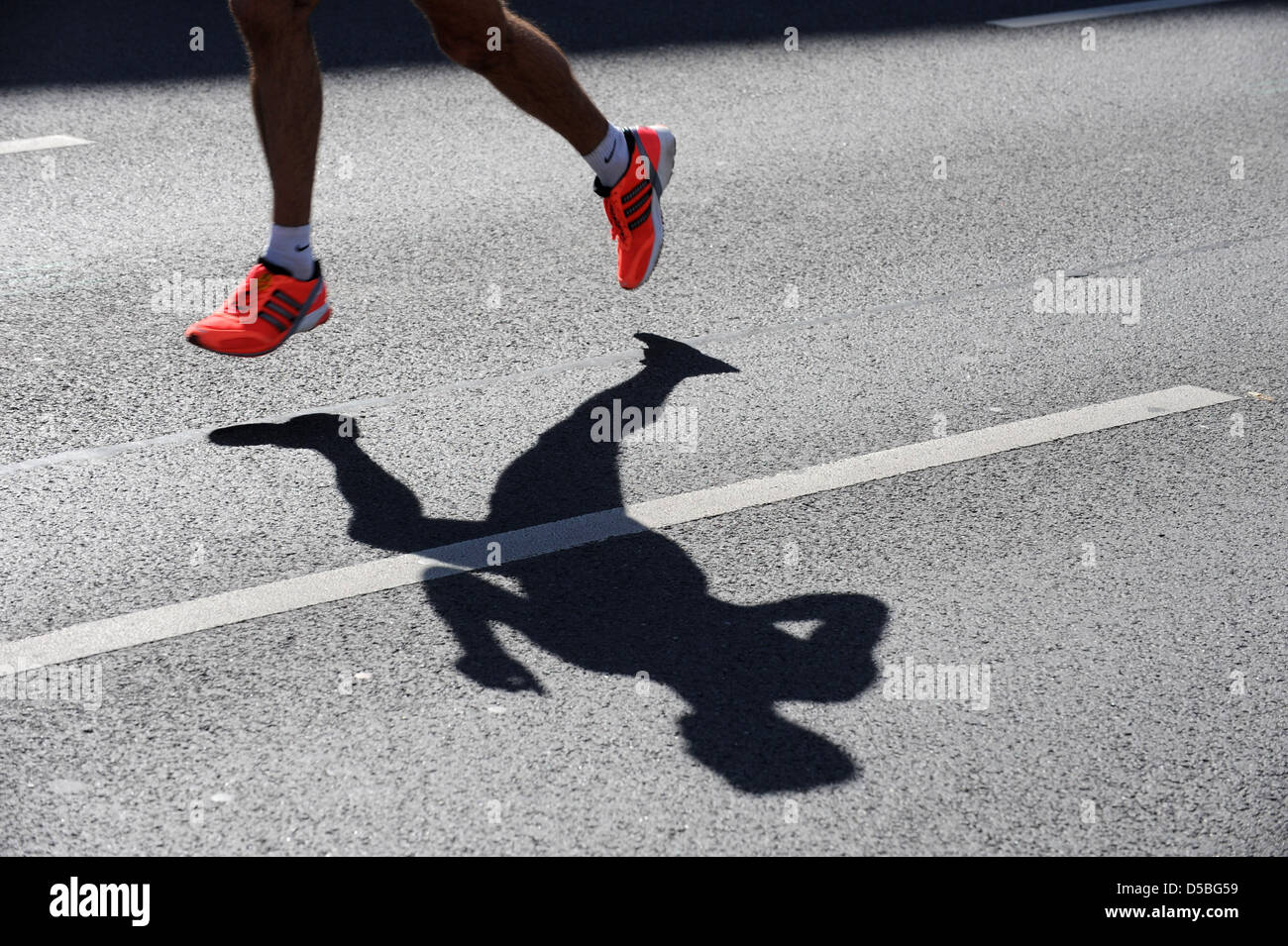 Berlin, Germany, one runner accused feet in the 32nd Berlin Half Marathon Stock Photo