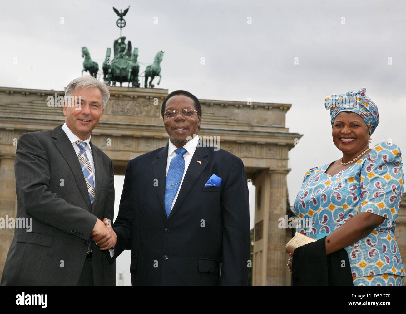 The Malawian President Bingu wa Mutharika and his wife Callista are greeted by the mayor of Berlin Klaus Wowereit in front of the Brandenburg Gate in Berlin, Germany, 02 September 2010. Mutharaki is in Germany for a state visit of several day's duration. Photo: Stephanie Pilick Stock Photo