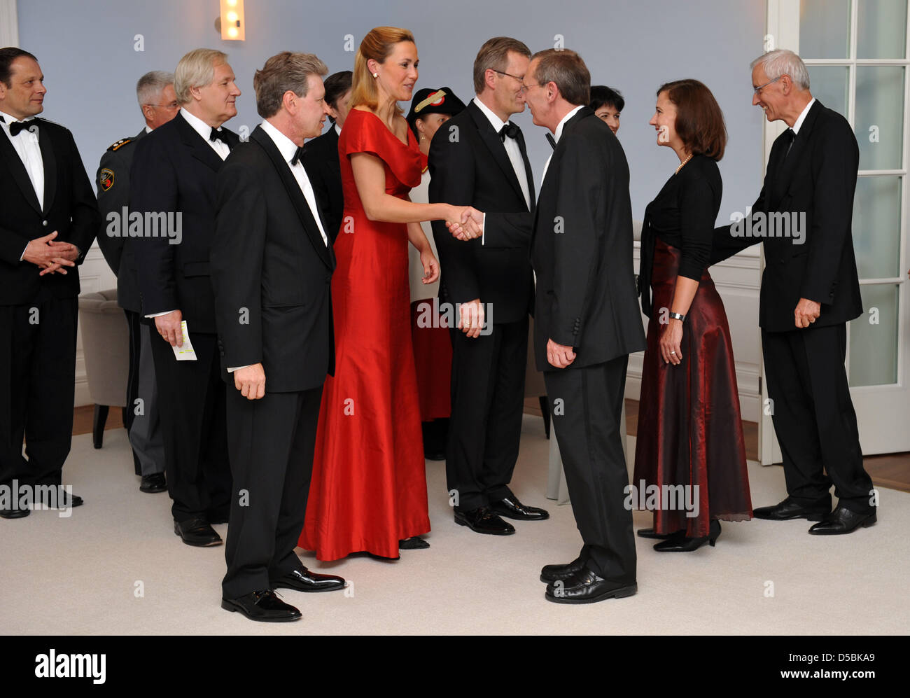 Bundespräsident Christian Wulff (M) und Ehefrau Bettina (in rot), Doris Leuthard (verdeckt), Bundespräsidentin der Schweizerischen Eidgenossenschaft, und ihr Ehemann Roland Hausin (Mitte l) begrüßen am Mittwoch (08.09.2010) beim Staatsbankett im Bernerhof in Bern die Gäste. Zu seinem ersten Staatsbesuch reiste der neue Bundespräsident am Mittwoch für zwei Tage in die Schweiz. Foto: Stock Photo