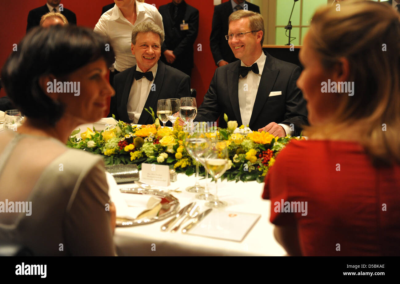 Bundespräsident Christian Wulff (hinten r) und Ehefrau Bettina (r)unterhalten sich mit Doris Leuthard, Bundespräsidentin der Schweizerischen Eidgenossenschaft (l) und deren Ehemann Roland Hausin am Mittwoch (08.09.2010) beim Galadiner des Staatsbankettes im Bernerhof in Bern. Zu seinem ersten Staatsbesuch reiste der neue Bundespräsident am Mittwoch für zwei Tage in die Schweiz. Fot Stock Photo